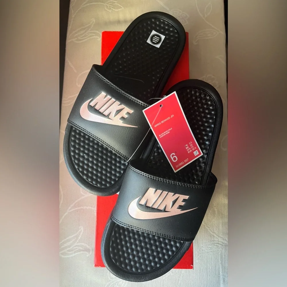 Nike Women’s Benassi Slide in Black & Rose Gold Sizes 6& 7 NWT - Picture 1 of 7